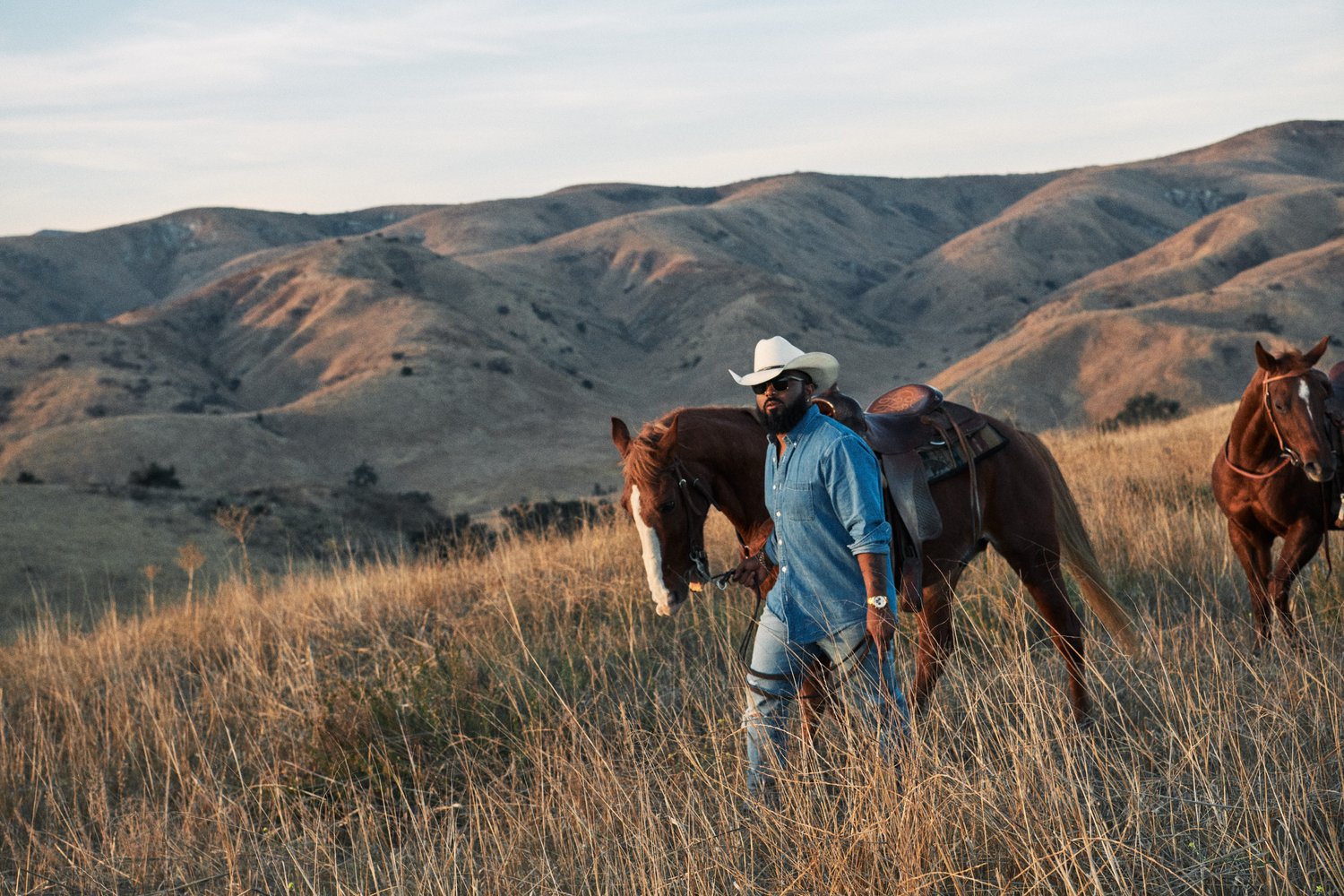 ANF_SPRING1_2020_20191112_Abercrombie_Fitch_Spring_Adults_Gus_Kiera_Lamontre_Maddie_Randy_Horses1_0008_R